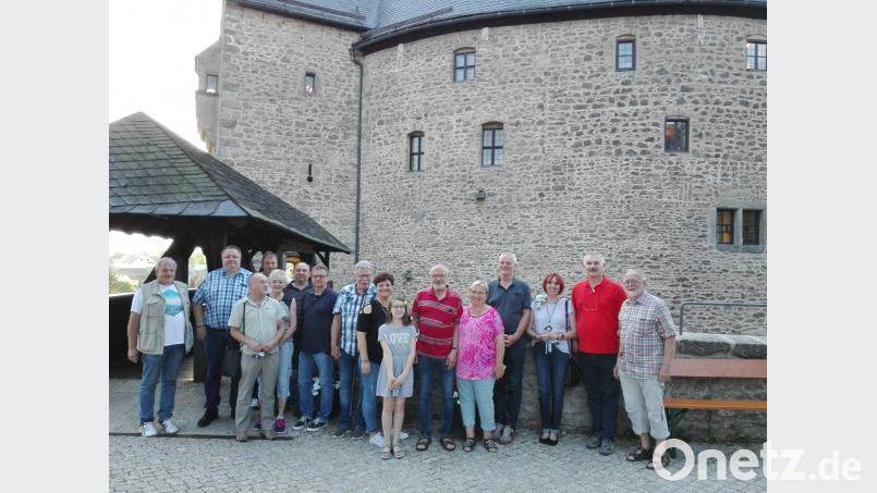 Die Besuchergruppe des SPD-Ortsvereins vor der Kulisse der Burg Falkenberg. Rechts: Falkenbargs Bürgermeister Herbert Bauer, daneben der Krummennaaber SPD-Vorsitzende Uli Roth mit Landtagskandidatin Jutta Deiml. den