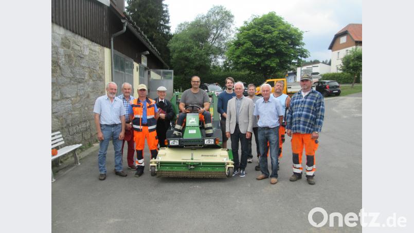 Bild: Übergabe des Mähgerätes.
Über das neue Arbeitsgerät freuen sich (von links) Norbert Horn, Hans Englmann, Reinhard Müller, Richard König (auf Mähgerät), Matthias Horn, Bgm. Peter König, Albert Hofmann, Dieter König, Norbert Schwarz und Heribert Koller. hkö