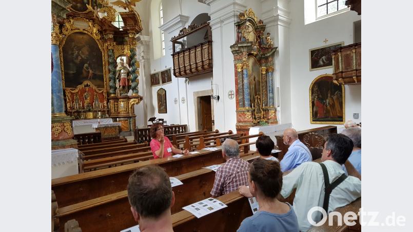 Maria Richthammer erläuterte den interessierten Zuhörern die wechselhafte Geschichte der Sakralbauten auf den Eixlberg. hir