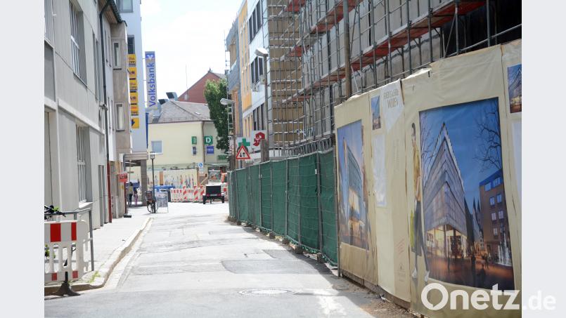 Die Weißenburgstraße wird verkehrsberuhigt und mit Betonplatten und Granitpflaster ausgestattet. Schönberger