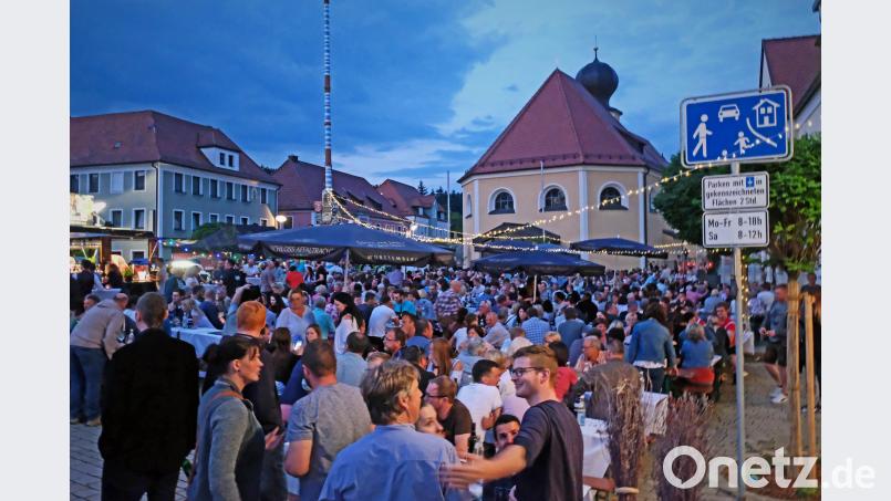 Mehr als tausend Besucher gaben sich beim zweiten "Club-Besen" ein abendliches Stelldichein. Toni Wild