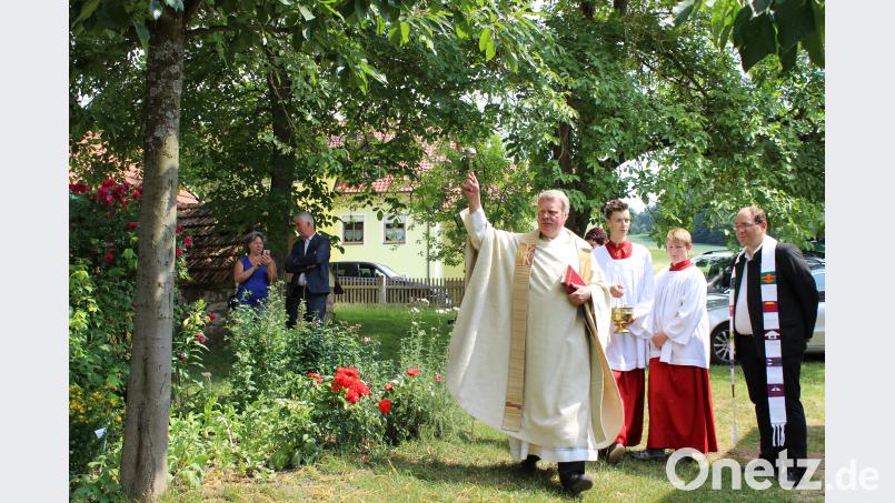 Pfarrer Theo Schmucker erteilte dem Kräutergarten den kirchlichen Segen. Heilpflanzen und sogar Tee gedeihen hier. pko