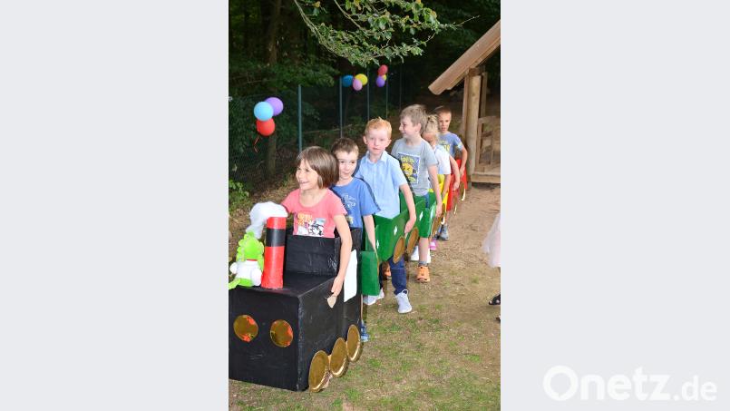 Mit einer einzigen Runde war es für den bunten Zug bei weitem nicht getan.     Bild: fjo fjo