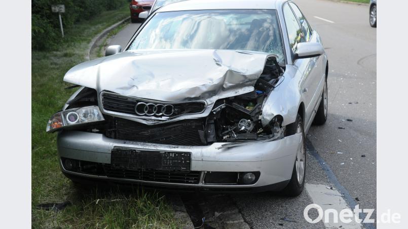 Auch der in den Unfall verwickelte Audi war genauso wie die beiden anderen Autos durch die Folgen des Geschehens nicht mehr fahrbereit. Bild: gf