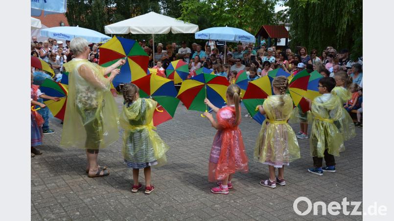 „Ob Regen oder Sonnenschein, wir wollen tanzen groß und klein“, so lautete das Motto des Sommerfestes des Kindergartens St. Hedwig am vergangenen Samstag. Die gut halbstündige Vorführung der 120 Kinder wurde mit viel Beifall belohnt jr