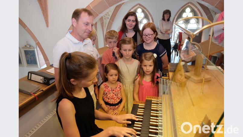 Auf ein bemerkenswertes Interesse stößt der bistumsweite Orgel-Schnuppertag in der Pfarrei. Circa zehn Kinder und Jugendliche lockt die Einladung auf die Empore der Stadtpfarrkirche, wo sie von Organist Joachim Steppert in die Geheimnisse der „Königin“ eingeweiht werden. do