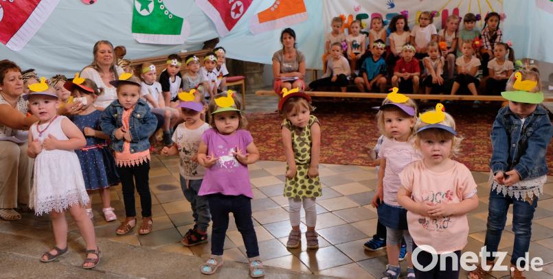 Mädchen und Buben der Kindertagesstätte „ Unterm Regenbogen „ begeisterten bei ihrem Auftritt in der Pfarrkirche. le