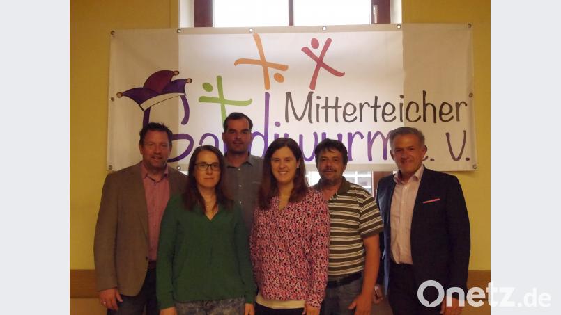 Regina Werner (2. von links), Michael Zintl Natalie Wölfl und Rainer Schnurrer (von links) bilden den engeren Vorstand des Gaudiwurms. Bürgermeister Roland Grillmeier gratulierte. Es fehlen Christina Meier und Bernhard Thoma, stellvertretend für sie war Rainer Summer (ganz links) beim Treffen mit dabei. ebr