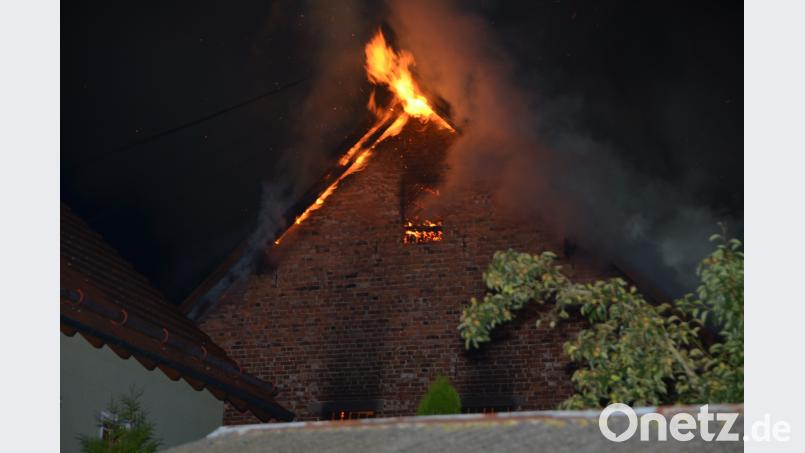 Ein Großfeuer zerstörte in der Nacht auf Montag in der Ortsmitte von Pleystein ein altes landwirtschaftliches Mehrzweckgebäude. Der Schaden liegt bei mindestens 200 000 Euro. dob