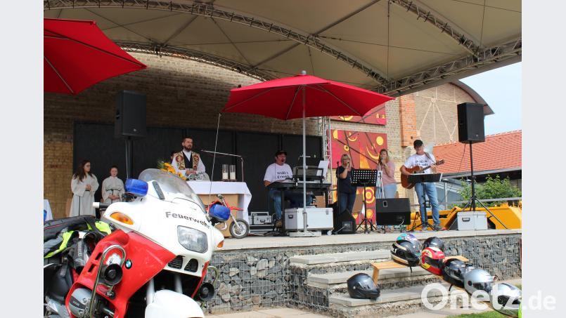 Eine fröhliche Stimmung herrscht beim Gemeinschaftserlebnis Motorrad-Gottesdienst mit Pater Thomas Rostek am Sonntag auf dem Maffeigelände. cs