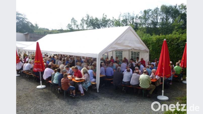Während des Festgottesdienstes waren die Sitzplätze im Zelt bei der Kapelle schon sehr gut besucht. Zum Weißwurstfrühschoppen gesellten sich dann noch einige mehr dazu, sodass die Höflaser alle Hände voll zu tun hatten. wmi