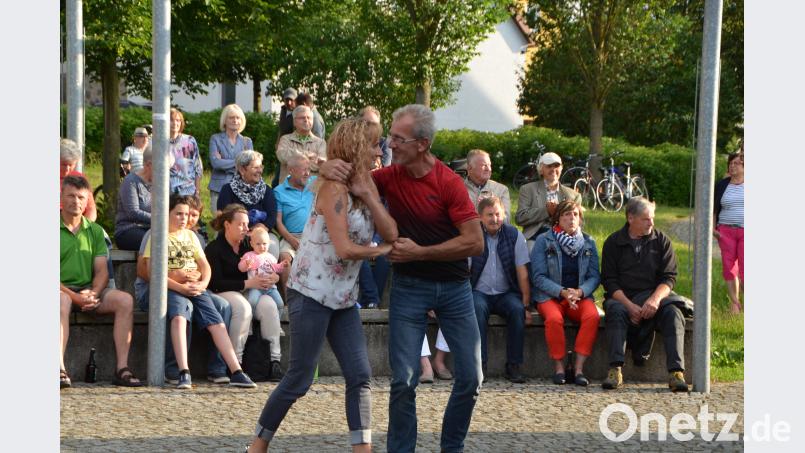 Josef Bäumler und Betty Scheck ließen die Lieder von &quot;Lower Market&quot; nicht unberührt. Fast ohne Unterlass tanzten sie sich durch den Sommerabend. dob