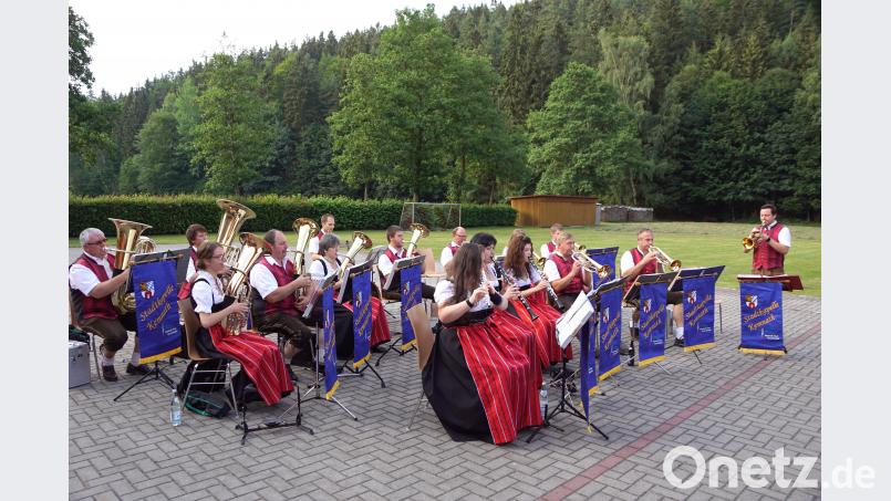 Mit Leiter René  Bauer  übt die Stadtkapelle  auf dem Festgelände der Ahornberger Feuerwehr für das &quot;Böhmische Open Air&quot;. bkr