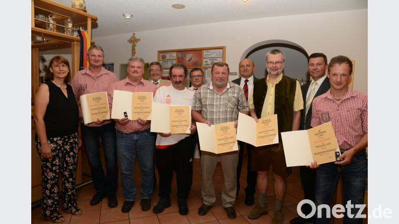 Hans-Jürgen Schneider, Herbert Lorenz, Herbert Meierl, Franz Drexler, Günter Völkl (vordere Reihe von links) wurden mit der Verdienstnadel in Silber mit Gold und Urkunde ausgezeichnet, Alexander Schön (rechts) erhielt die Verdienstnadel in Silber mit Urkunde. Die Auszeichnungen überreichten stellvertretende BLSV-Kreisvorsitzende Manuela Kreis (links), 2. Vorsitzender Sepp Hartung, Ehrenamtsbeauftragter Fußball Jürgen Beer, 1. Vorsitzender Josef Windirsch und Bürgermeister Rainer Rewitzer (hintere Reihe von links bey