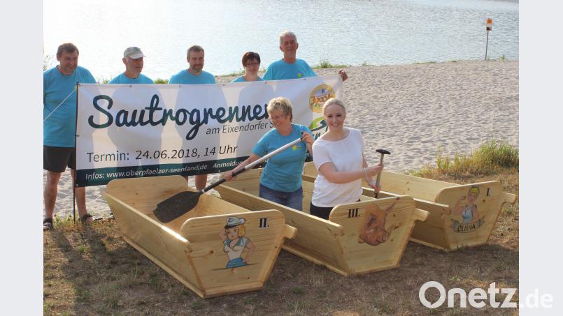 Das Vorstandsteam des Tourismusvereins wirbt für das Sautrog-Rennen auf dem Eixendorfer Stausee. pko