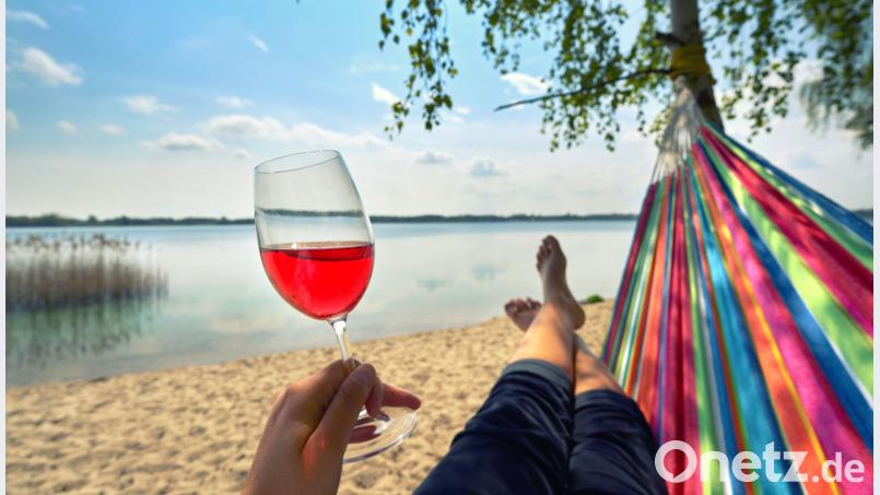 Gönnen Sie sich einige Stunden im Liegestuhl am See oder im Freibad, das Wasser glitzert auch dort. Jenny Sturm/stock.adobe.com