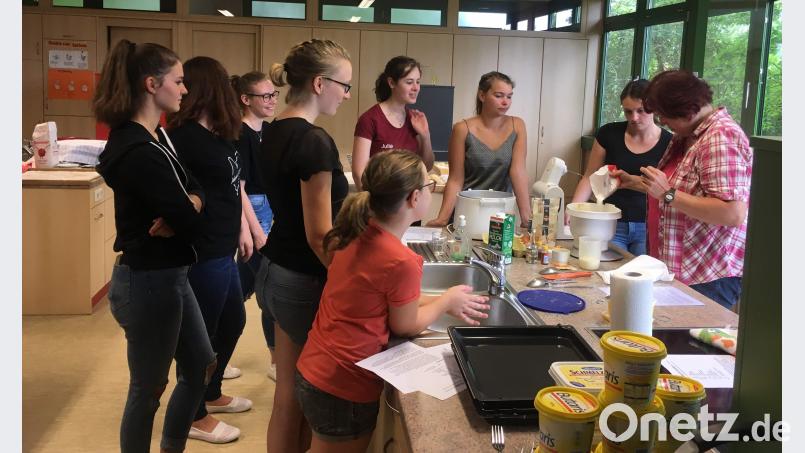Einige der Weiherer Kirwamoidln backen in der Hirschauer Schulküche unter Anleitung von Roswitha Wendl (rechts) über 120 Kücheln, die bei der Kirwa zum Kauf angeboten werden. u