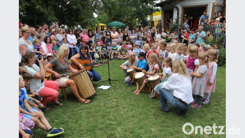 Alle Kinder konzentriert beim Spielen und Singen Altmann