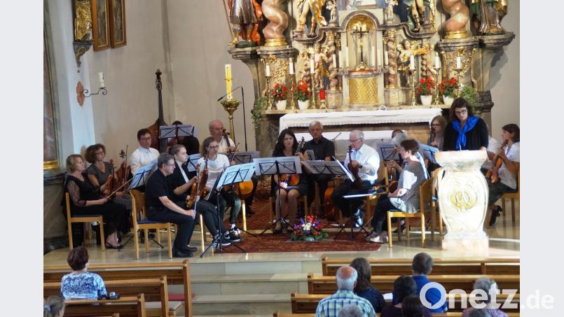 Das Kammerorchester aus Pfreimd gestaltete zusammen mit dem Kirchenchor mit sakralen Stücken das musikalische Abendlob. Frauenbundvorsitzende Heike Krafczyk führte mit meditativen Texten durch den Abend. weu