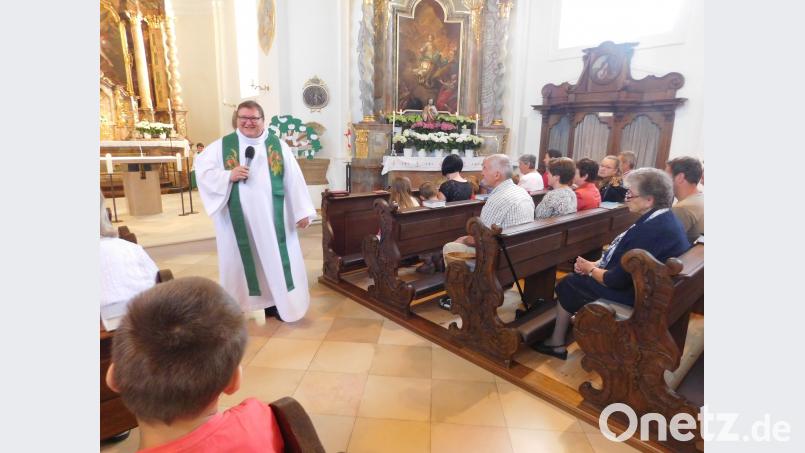 Pfarrer Sven Grillmeier zelebriert den Familiengottesdienst. hai