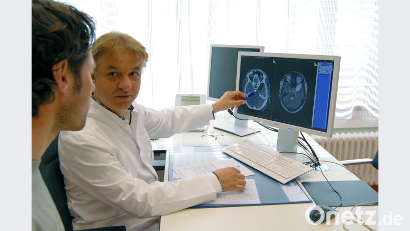 PD Dr. Hischam Bassiouni, Chefarzt der Klinik für Neurochirurgie in Amberg und Weiden, erklärt einen Befund. Gräß/Klinikum/exb