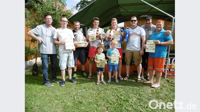 Strahlende Sieger gab  bei bestem Wetter beim Hahnbacher Sautrogrennen (von links): Vorsitzender Helmut Kern, die Zweitplatzierten Philipp Gebert und Dominik Preuß, die Sieger Nico Wamser und Julian Rothut, die Drittplatzierten Dietert Kuhn und Lukas Götz mit Jürgen Köpfert. Davor die beiden jüngsten &quot;Karpfenschrecker&quot; David Achhammer und Luca Kern. mma