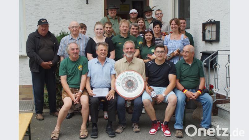 Bei den Wettkämpfen zum 60-jährigen Gründungsfest der Naabtalschützen freuten sich besonders die beiden Hauptgewinner Erich Winter und Manfred Wittke (sitzend, Mitte). Schlosser
