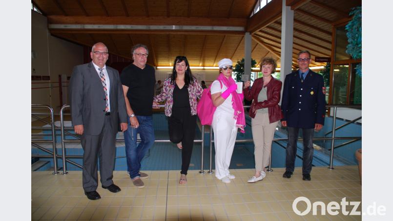 Bürgermeister Klaus Meyer, Architekt Michael Straus, die Künstlerinnen Andrea Lamest, Chriska Wagner, Susanne Neumann sowie    der Hardecker Feuerwehrvorsitzender Andreas Korndörfer im ehemaligen Badehaus Maiersreuth beim &quot;Tag der Offenen Tür&quot; bei der Vorstellung des Projektes „Künstlerhaus“ enz