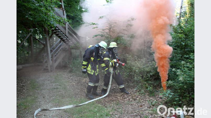 BRK-Bereitschaften und Feuerwehren üben in Regensburg den Ernstfall. Alexander Auer