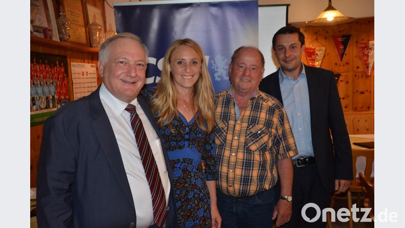Sprach sich für einen Ausbau des Flughafens München aus: Links Johannes Eigelsreiter. Daneben JU-Kreischefin Maria Sponsel, CSU-Seniorenleiter Hartmut Brönner und CSU-Kreischef Stephan Gollwitzer. Bild: Kunz Kunz, Helmut