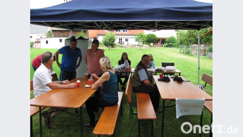 Die Radler nehmen das Angebot der beiden jungen Manteler Damen für eine Rast am Radweg gerne an. sei