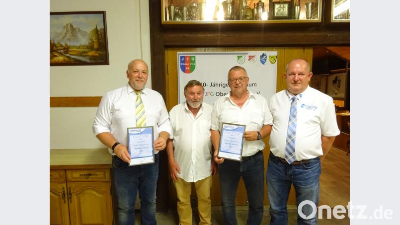 Der BLSV zeichnet zwei Mitglieder der JFG Obere Vils aus (von links): Peter Lehner (Jugend-Verbands-Ehrenzeichen in Silber), Bezirksspielleiter Karl Fenzl, Ludwig Pröls (Jugend-Ehrenabzeichen in Gold) und Kreisjugendleiter Klaus Meier. mc