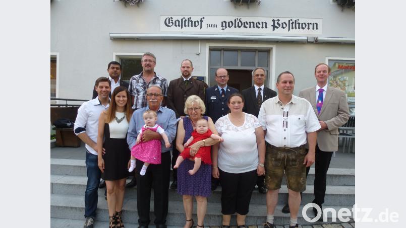 Der "Schweiger-Sepp" mit seiner Frau Christa,  eingerahmt von Sohn Daniel und Tochter Christina mit Ehepartnern. Die Enkel Katharina und Sophie sind sein ganzer Stolz. Dahinter Gratulanten aus Kirche und Vereinen. bk