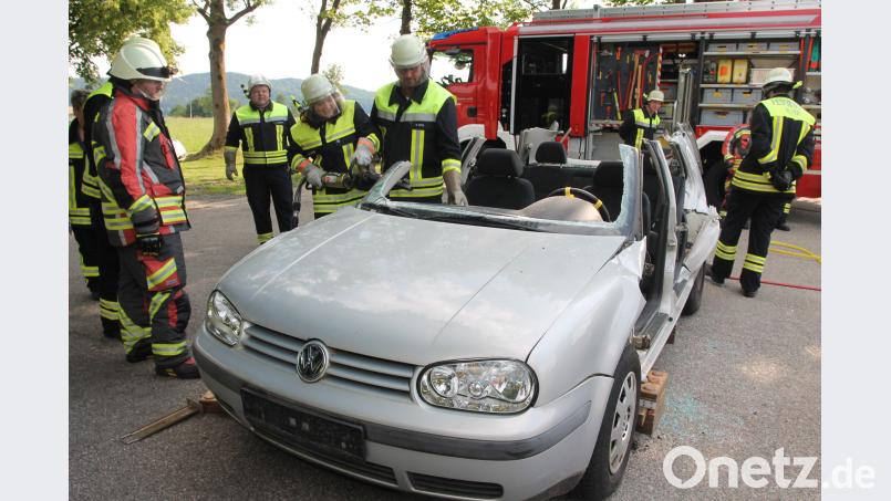 Für die Übung steht den Feuerwehrleuten aus Neudorf und Waidhaus für ein altes Auto zur Verfügung. pi
