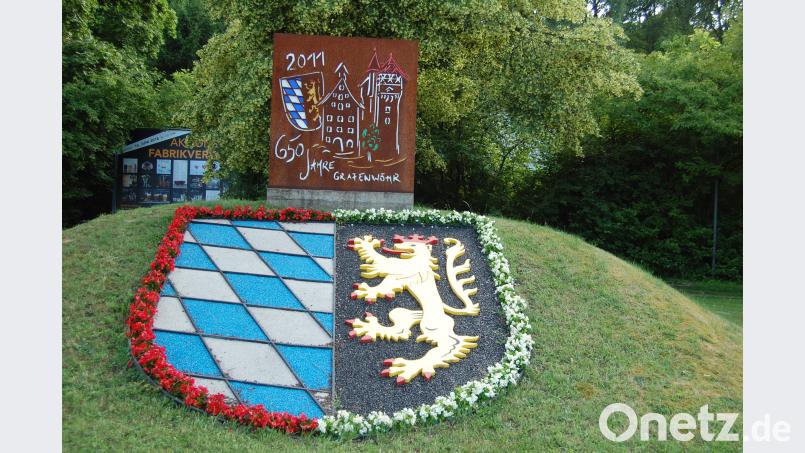Das Stadtwappen erblüht in bunten Farben. az