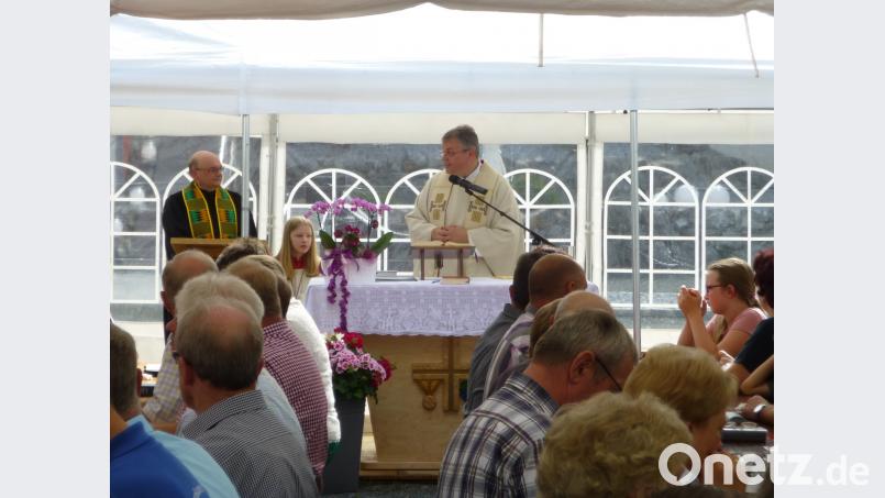 Pater Adrian Kugler (rechts) und Pfarrer Reinhold Friedrich (links) gestalteten zusammen den Festgottesdienst in Höflas. wmi
