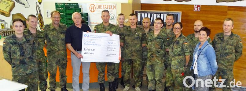 Aus den Händen von Oberstleutnante Frank Bergemann (Fünfter von links) erhielt der Tafelvorsitzende Josef Gebhardt (Vierter von links) den Spendenscheck über 600 Euro aus der Blutspendenaktion im Beisein der Soldaten und Soldatinnen überreicht. rdo