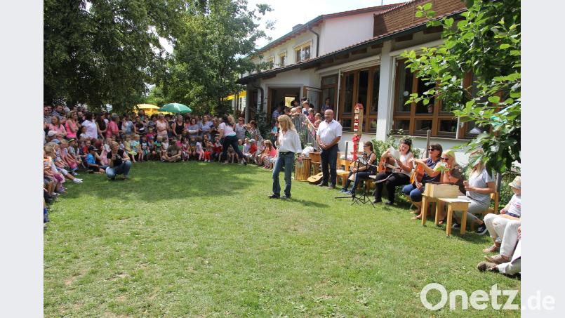 Kindergartenleiterin Sonja Rojer begrüßt die Besucher Altmann