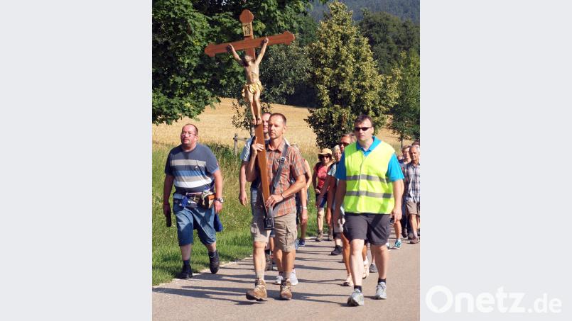 Am vergangenen Samstag nahmen 100 Gläubige an der 315. Wallfahrt zur Gnadenkirche „Maria Heil der Kranken“ teil. Gegen 16.30 Uhr kamen sie auf dem Habsberg an. Das sechs Kilogramm schwere Wallfahrtskreuz trug auf dem 30 Kilometer langen Weg nach Habsberg Xaver Riepl jun. sön