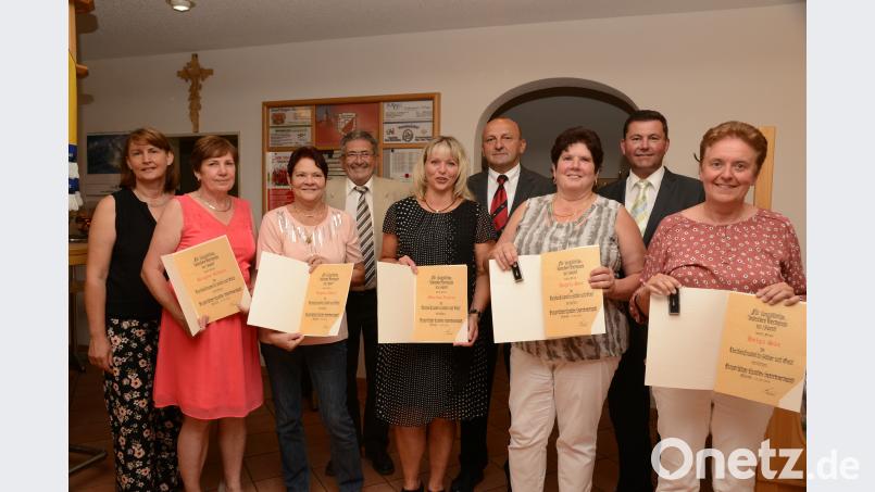 Brigitte Rögner, Regina Künzl, Martina Lorenz, Angela Sax und Helga Sax (vordere Reihe von links) wurden mit der Verdienstnadel in Silber mit Gold und Urkunde geehrt. Die Auszeichnungen überreichten stellvertretende BLSV-Kreisvorsitzende Manuela Kreis, 2. Vorsitzender Sepp Hartung als Laudator, 1. Vorsitzender Josef Windirsch und Bürgermeister Rainer Rewitzer. bey