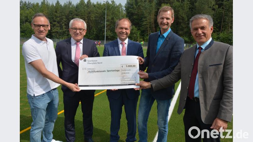 Mit 5000 Euro unterstützte die Sparkassen-Stiftung den Bau des ersten Kunstrasenplatzes im Landkreis. Im Bild die Scheckübergabe (von links) mit Bürgermeister Bernd Sommer, Ludwig Zitzmann und Hans-Jörg Schön (beide Sparkasse Oberpfalz Nord), SV-Vorsitzender Stephan Andörfer und Roland Grillmeier. jr