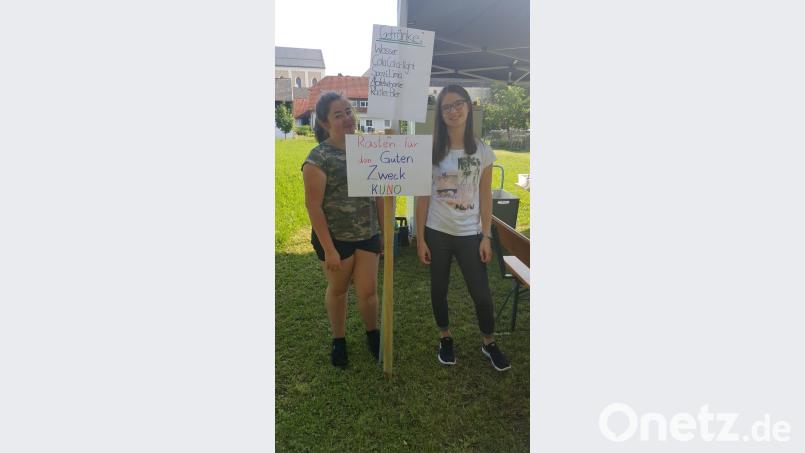 Amelie Lang und Hanna Dollhop (von links) engagieren sich für die Kinderklinik Ostbayern und sammeln an einer Verpflegungsstation für Radfahrer Spenden. sei