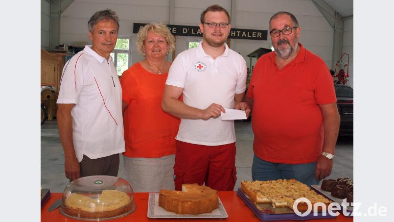 An Thomas Graf (Zweiter von rechts) überreichten für die Riedener Helfer vor Ort Georg Kotz und Sylvia Schaum aus dem Erlös des Kaffee- und Kuchenverkaufs eine Spende von 250 Euro. Wallfahrtsleiter Josef Weinfurtner (von rechts) nannte die Spende „ein hervorragendes soziales Engagement.“ sön