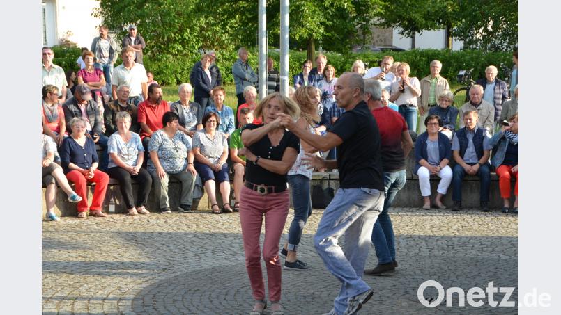 Maria Janker aus Letzau und Bernhard König aus Schwandorf sowie Josef Bäumler und Betty Scheck (Hintergrund) zeigten wie man einen Sommerabend mit viel Bewegung füllen kann. dob