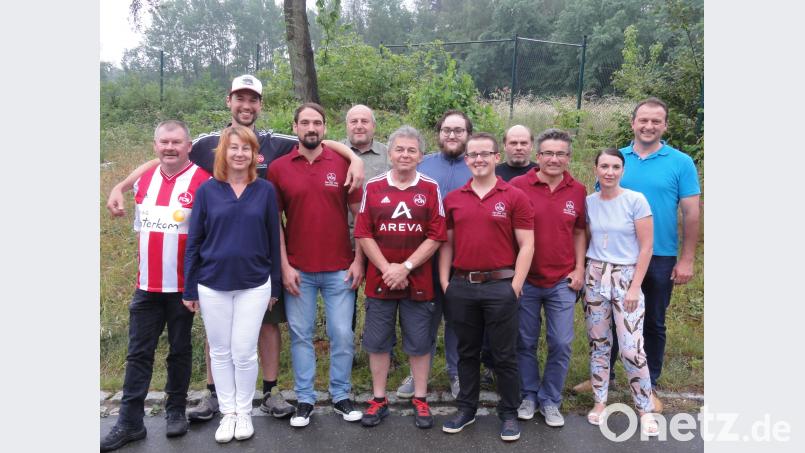 Bürgermeister Anton Kappl (rechts) gratuliert und dankt dem wiedergewählten Vorstand mit Vorsitzendem Helmut Süß (Sechster von links). Schärtl, Sieglinde [sl] (SIEGLINDE@SCHAERTL.DE)
