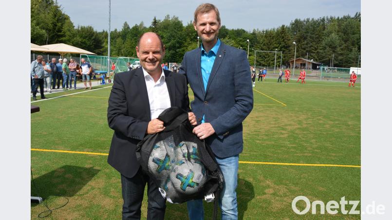 Der Bayerische Fußballverband mit seinem Schatzmeister Jürgen Faltenbacher (links) gratulierte mit einer Ballspende, die Vorsitzender Stephan Andörfer entgegennahm. jr