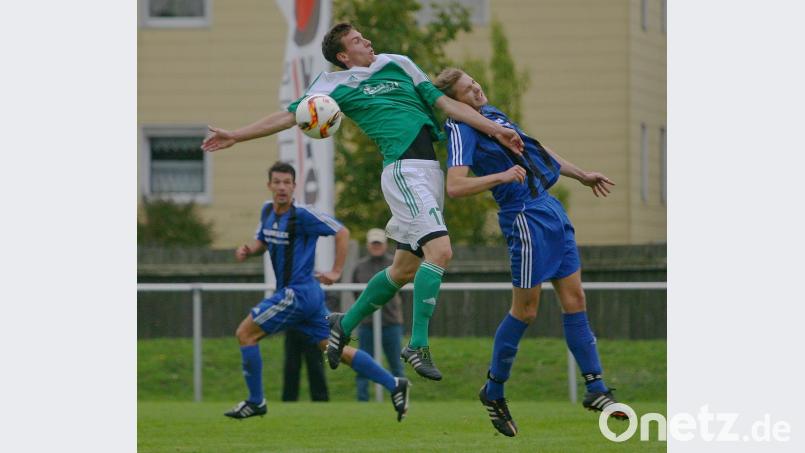 Mitterteichs Manuel Dürbeck (links) traf beim Testspiel-Sieg gegen Rehau doppelt. WAR, Autor [WAR] (RWALBERER@T-ONLINE.DE)