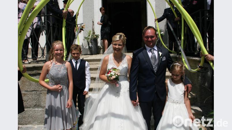 Das Ja-Wort gaben sich Sarah Brosch und Christoph Burger. Die Brautkinder Tamia, Michael und Anna (von links) begleiteten sie dabei. Bild: wro wro
