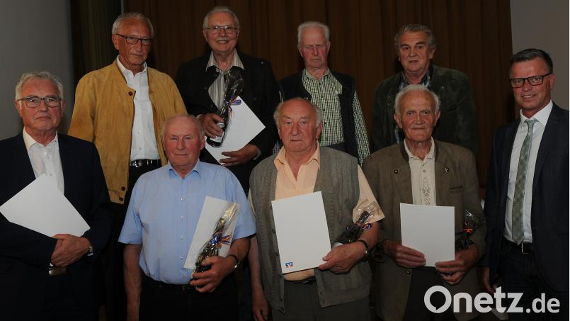 Für 50- und 60-jährige Mitgliedschaft werden einige Genossenschaftsmitglieder geehrt. Der Hirschauer Bürgermeister  Hermann Falk (rechts) gratuliert. gf