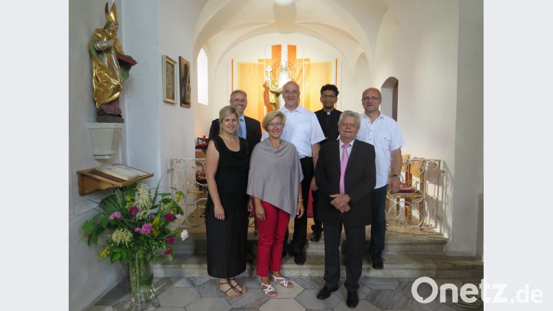 Pater Josef (hinten, Zweiter von rechts) bedankte sich bei Sandra Weber, Cordula Stiegler, Chorleiter Josef Zaglmann (vorne von links), Thomas Stiegler, Christian Kick und Hubert Köhler (hinten von links). jzk